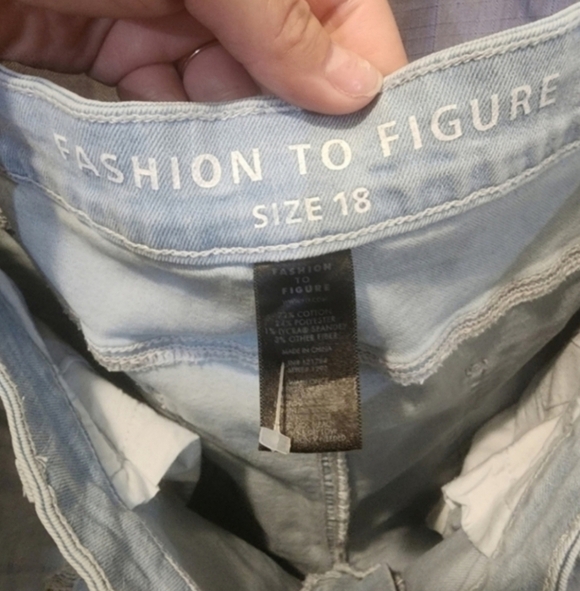 🍂🍁Like new Fashion to figure distressed skinny jeans 18 - Picture 4 of 5